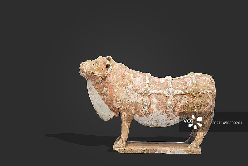 汉代绘彩陶器，陶牛，博物馆图片素材