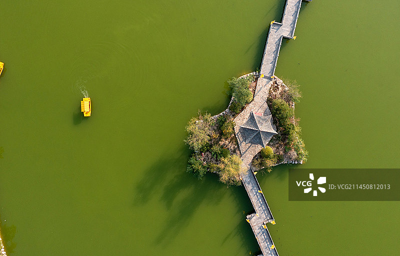 中式园林湖面的小船图片素材