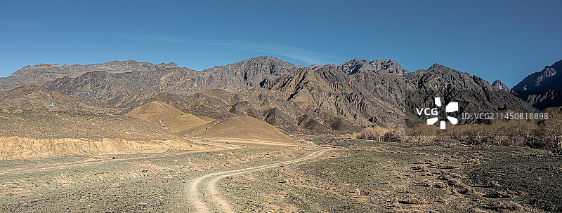 汽车广告背景图：新疆戈壁 沙丘 骆驼保护区 野马保护区 黑山图片素材