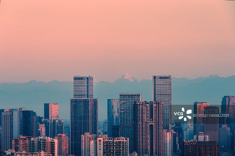 雪山下的成都日出全景图图片素材