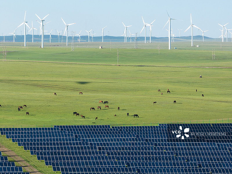 航拍内蒙乌兰察布辉腾锡勒草原上的太阳能发电站和风力发电机图片素材