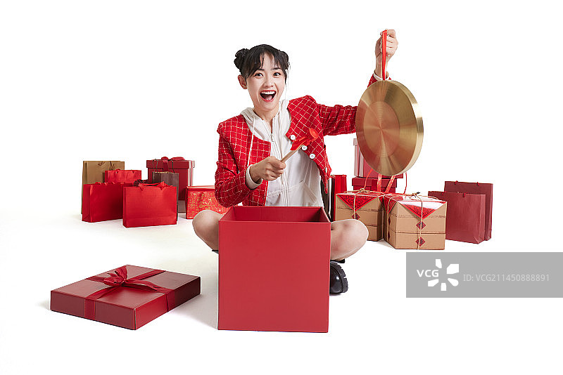 Happy young woman with many gifts图片素材