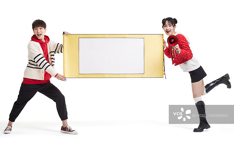 Happy young couple celebrating Chinese new year图片素材