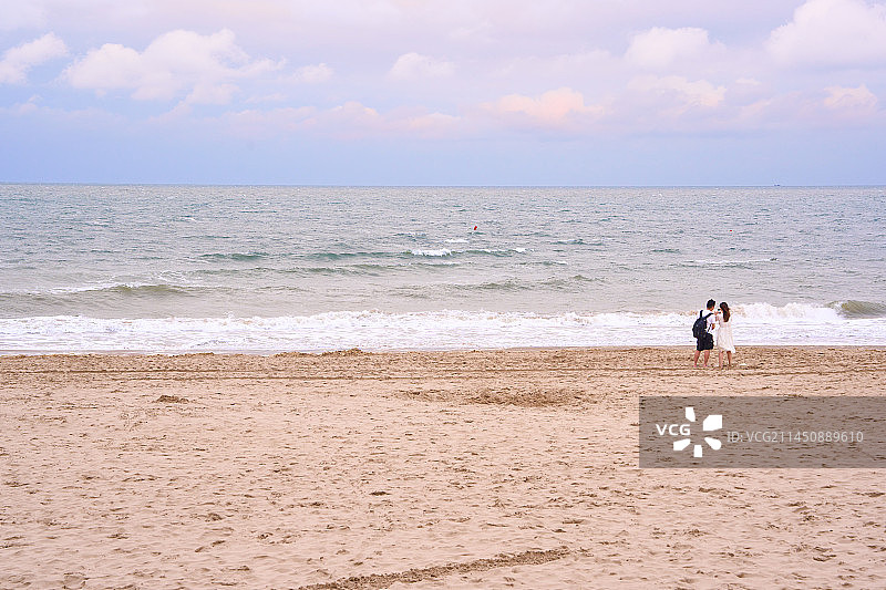 站在海滩上的人的后视图图片素材