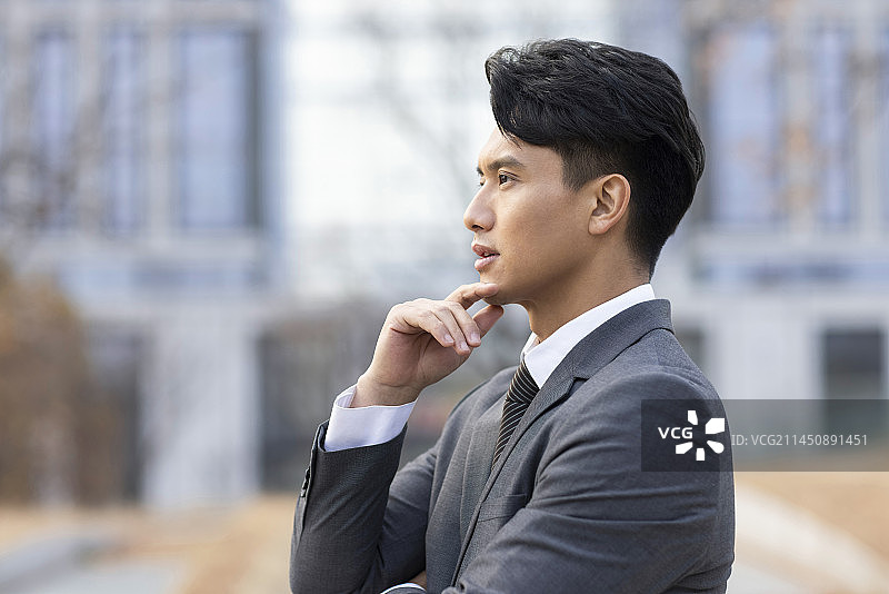 Confident businessman looking at view图片素材