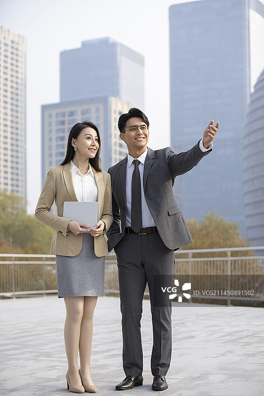 Confident business people talking outdoors图片素材