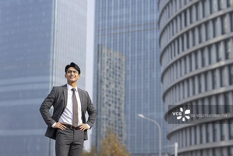 Confident businessman looking at view图片素材