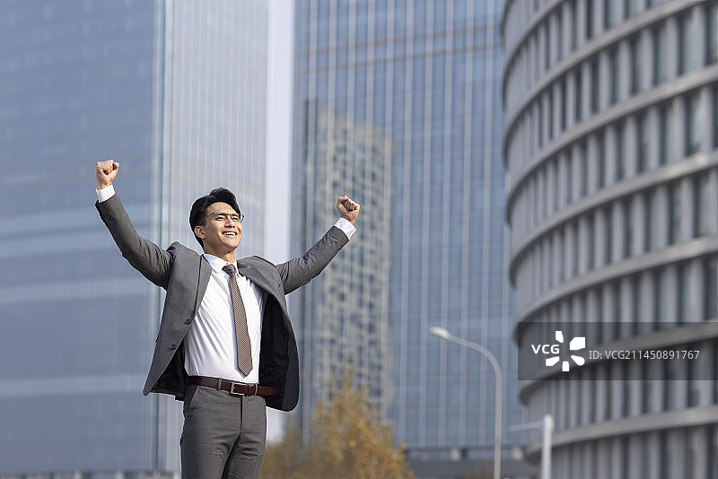 Cheerful businessman punching the air图片素材