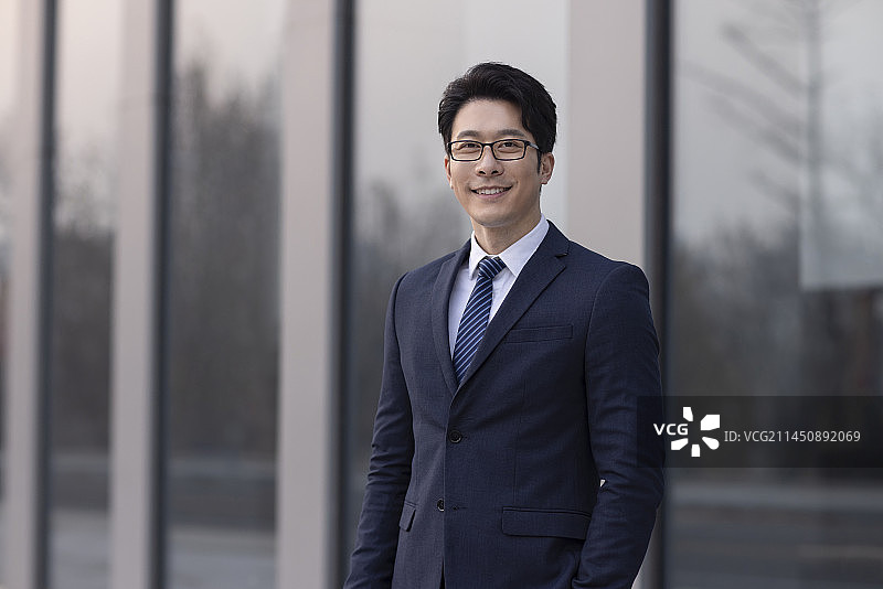 Portrait of confident businessman图片素材