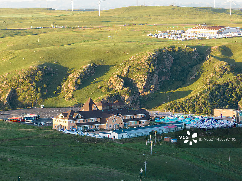 航拍内蒙辉腾锡勒草原黄花沟风景区游客中心图片素材