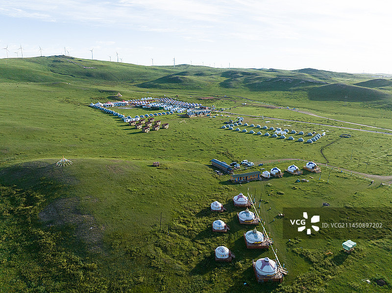 航拍内蒙古辉腾锡勒草原上的蒙古包度假村图片素材