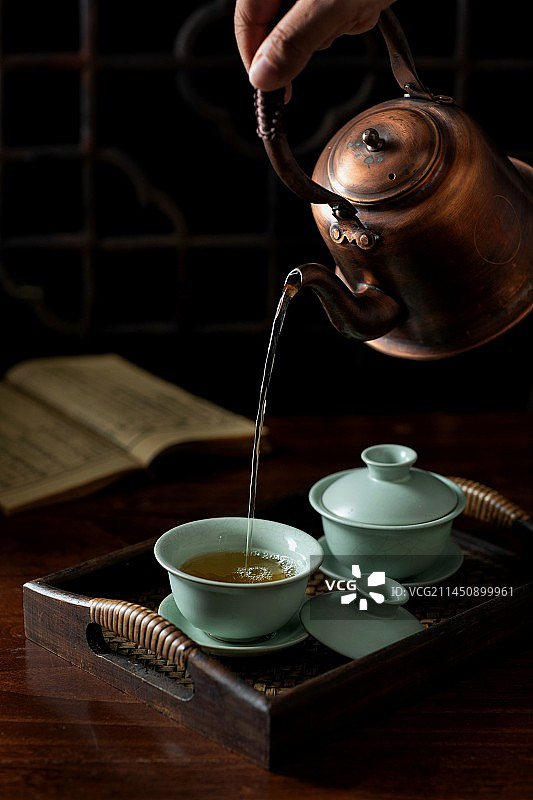 铜壶，沏茶，中国风，传统，暗调，茶杯图片素材