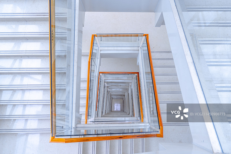 白色风格旋转楼梯图片素材