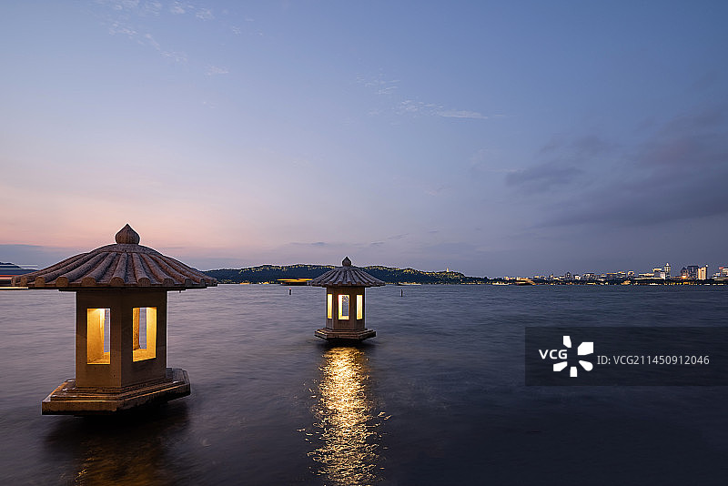 杭州柳浪闻莺公园翠光亭石塔日落图片素材