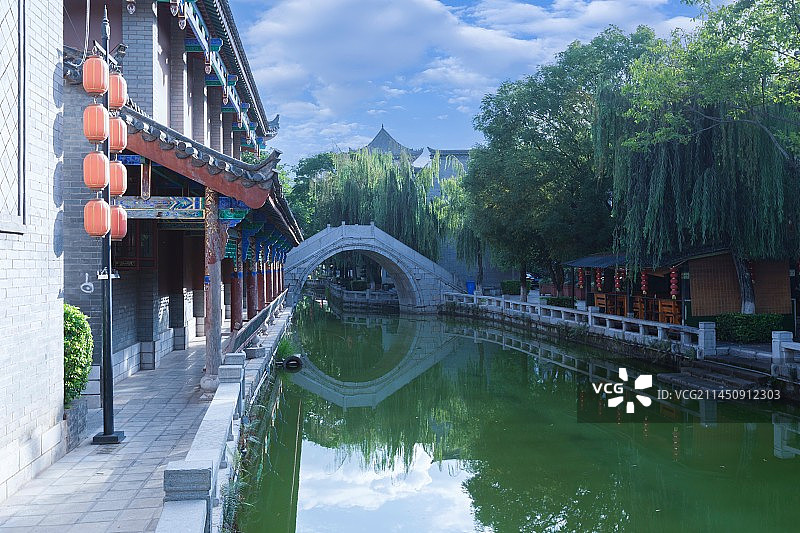 楚雄彝人古镇蓝天白云衬托小桥流水图片素材