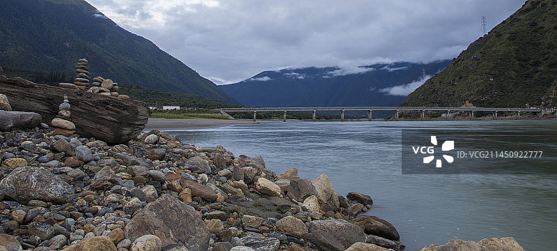 雅鲁藏布江边的鹅卵石和过江大桥图片素材