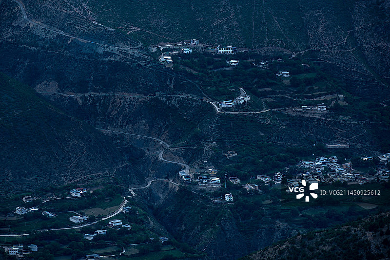 梅里雪山 山谷 村庄图片素材