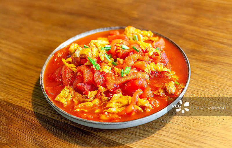 放在桌上的一盘番茄炒蛋图片素材