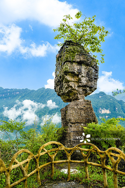 中国湖北省宜昌市蓝天白云奇峰怪石峡谷的清江方山风景区图片素材