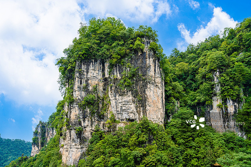 中国湖北省宜昌市蓝天白云奇峰怪石峡谷的清江方山风景区图片素材
