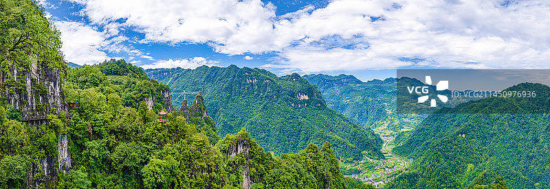 中国湖北省宜昌市蓝天白云奇峰怪石峡谷的清江方山风景区图片素材