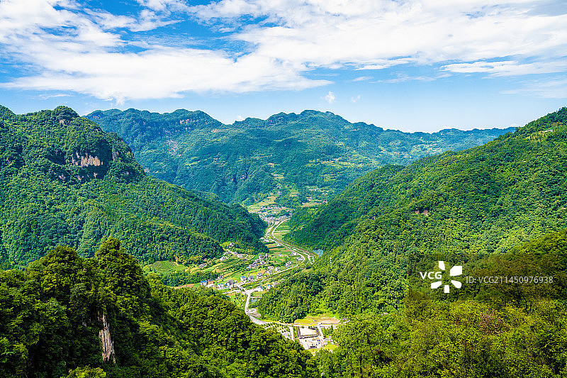 中国湖北省宜昌市蓝天白云奇峰怪石峡谷的清江方山风景区图片素材