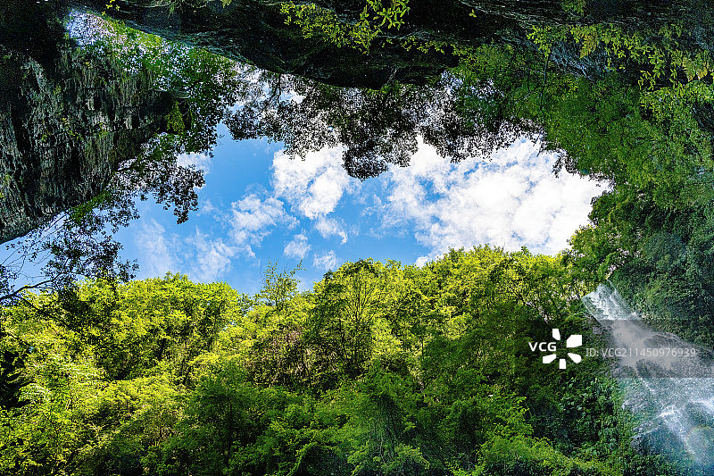 中国湖北省宜昌市蓝天白云奇峰怪石峡谷的清江方山风景区图片素材