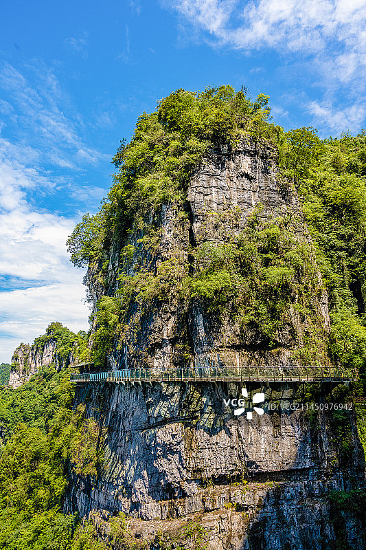 中国湖北省宜昌市蓝天白云奇峰怪石峡谷的清江方山风景区图片素材