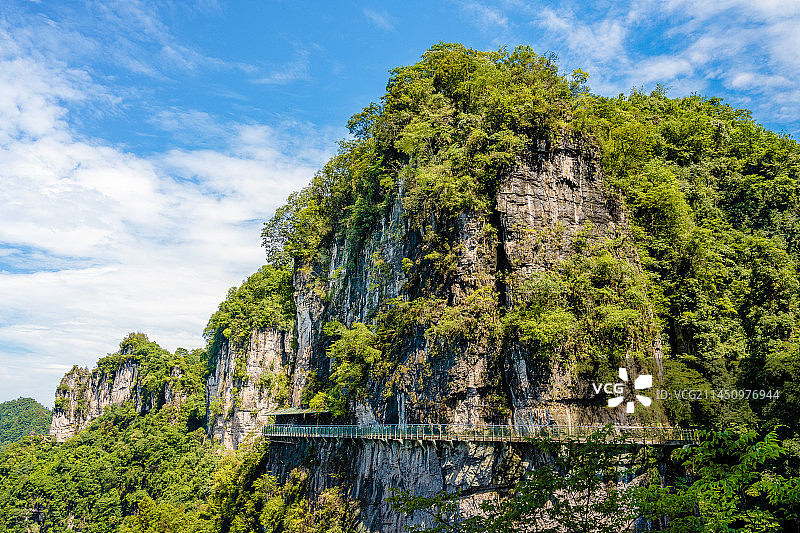 中国湖北省宜昌市蓝天白云奇峰怪石峡谷的清江方山风景区图片素材