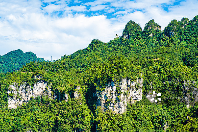 中国湖北省宜昌市蓝天白云奇峰怪石峡谷的清江方山风景区图片素材