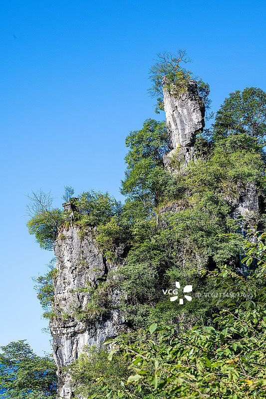 中国湖北省宜昌市蓝天白云奇峰怪石峡谷的清江方山风景区图片素材