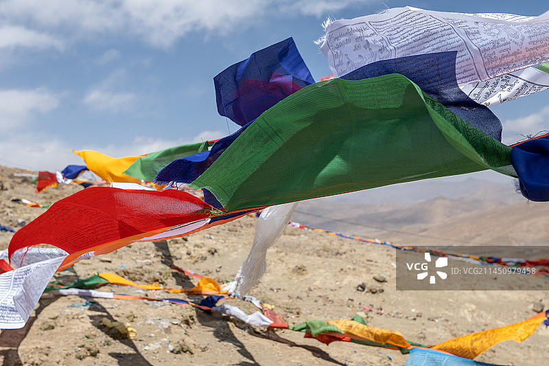 西藏日喀则市拉孜县嘉措拉山口经幡图片素材