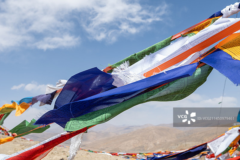 西藏日喀则市拉孜县嘉措拉山口经幡图片素材