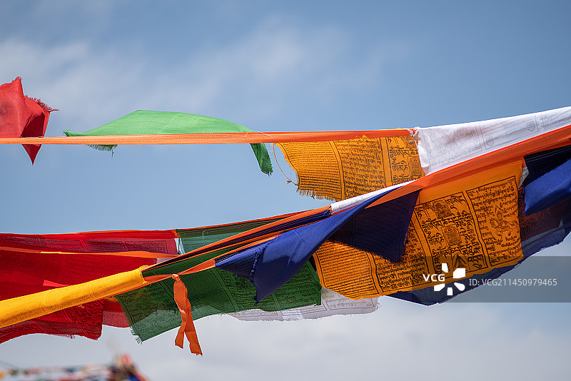 西藏日喀则市拉孜县嘉措拉山口经幡图片素材