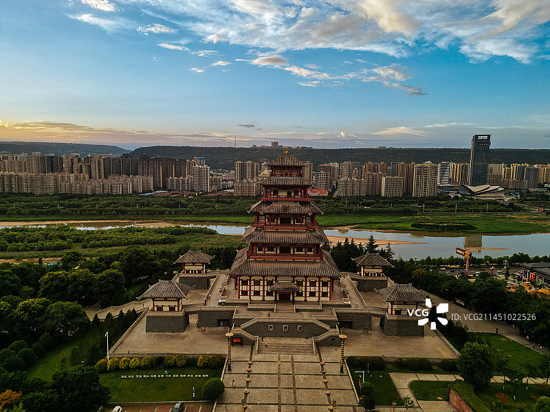 宝鸡 地标 夜景 宝鸡大剧院 国金中心 银泰 青铜器博物院 秦文化广场 石鼓阁图片素材