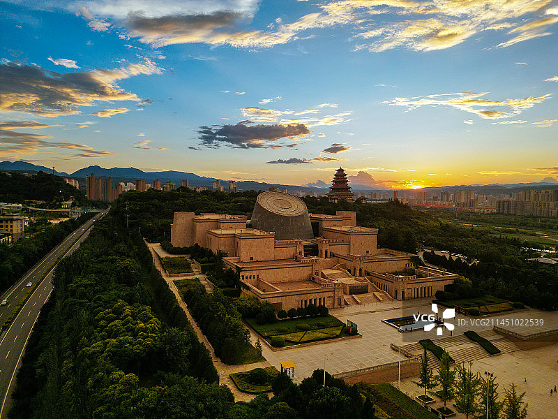 宝鸡 地标 夜景 宝鸡大剧院 国金中心 银泰 青铜器博物院 秦文化广场 石鼓阁图片素材