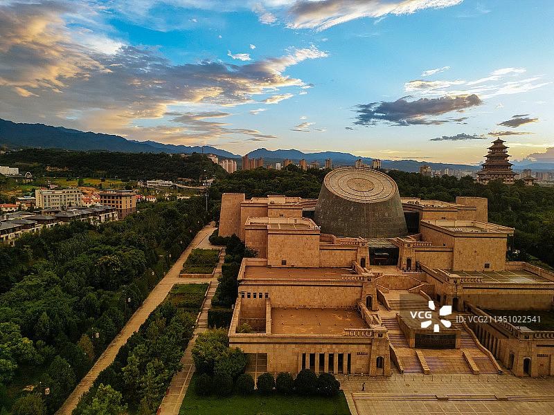 宝鸡 地标 夜景 宝鸡大剧院 国金中心 银泰 青铜器博物院 秦文化广场 石鼓阁图片素材