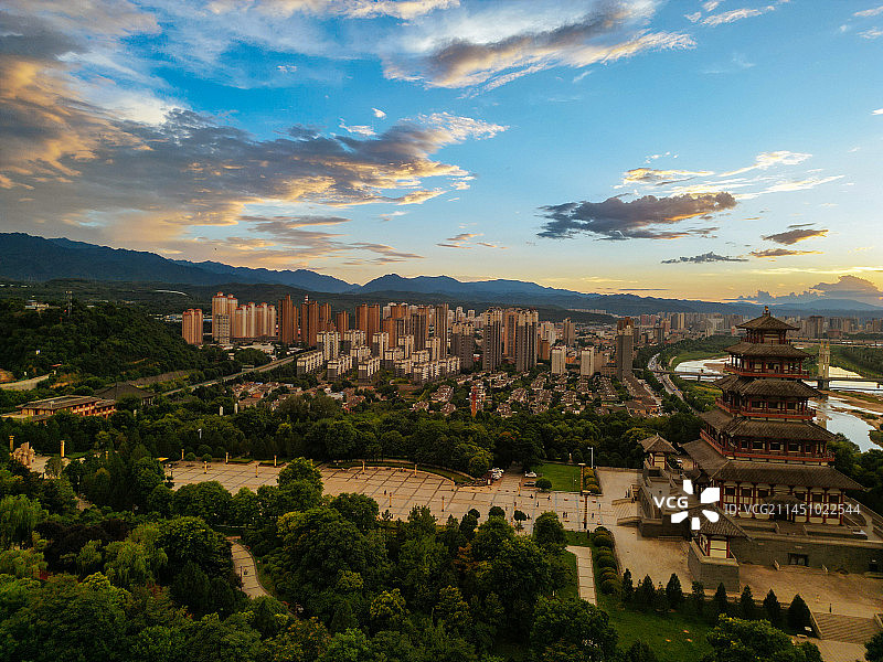 宝鸡 地标 夜景 宝鸡大剧院 国金中心 银泰 青铜器博物院 秦文化广场 石鼓阁图片素材
