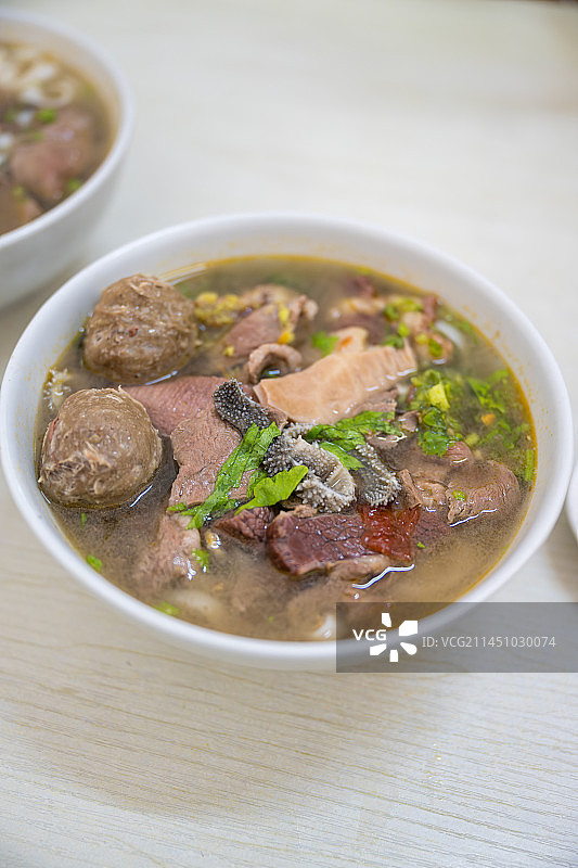 一碗放在桌子上的潮汕牛杂粿条汤图片素材