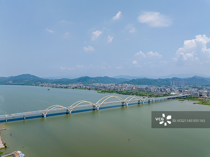 航拍夏季白天广东潮州金山大桥风光图片素材