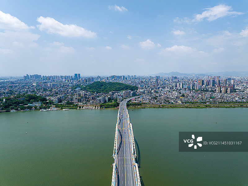 航拍夏季白天广东潮州金山大桥风光图片素材