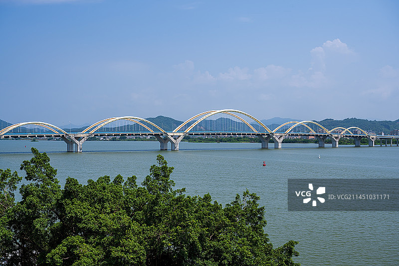 航拍夏季白天广东潮州金山大桥风光图片素材