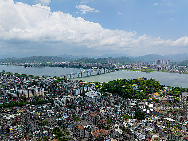 航拍夏季白天广东潮州金山大桥风光图片素材