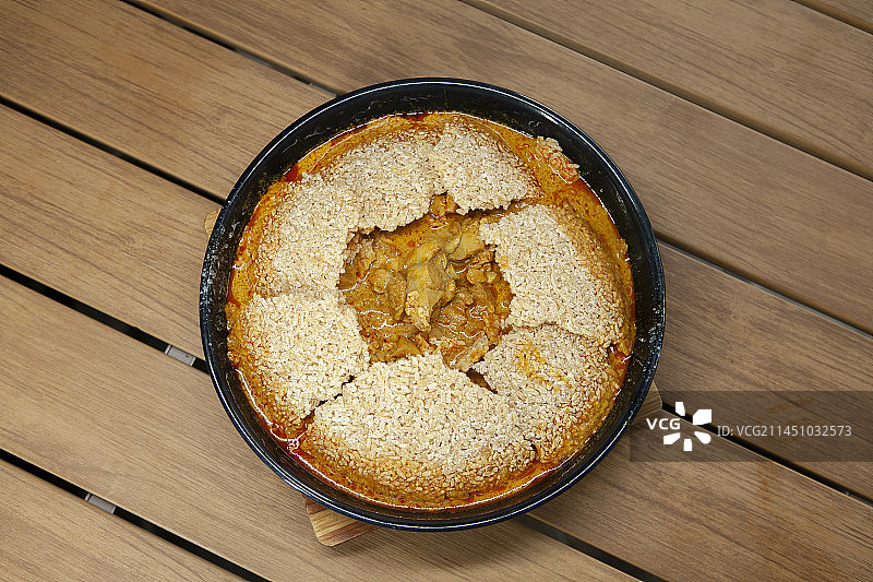 新加坡咖哩鸡，锅巴鸡，米锅巴，黄咖喱鸡，鸡肉，黄咖喱锅巴鸡。咖喱酱，新加坡菜，娘惹菜，东南亚菜，肉类图片素材