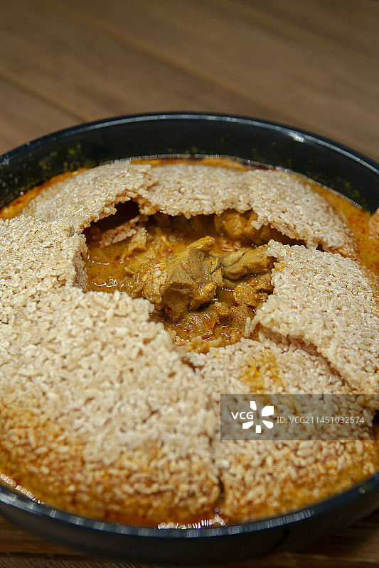 新加坡咖哩鸡，锅巴鸡，米锅巴，黄咖喱鸡，鸡肉，黄咖喱锅巴鸡。咖喱酱，新加坡菜，娘惹菜，东南亚菜，肉类图片素材