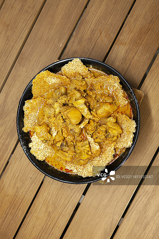 新加坡咖哩鸡，锅巴鸡，米锅巴，黄咖喱鸡，鸡肉，黄咖喱锅巴鸡。咖喱酱，新加坡菜，娘惹菜，东南亚菜，肉类图片素材