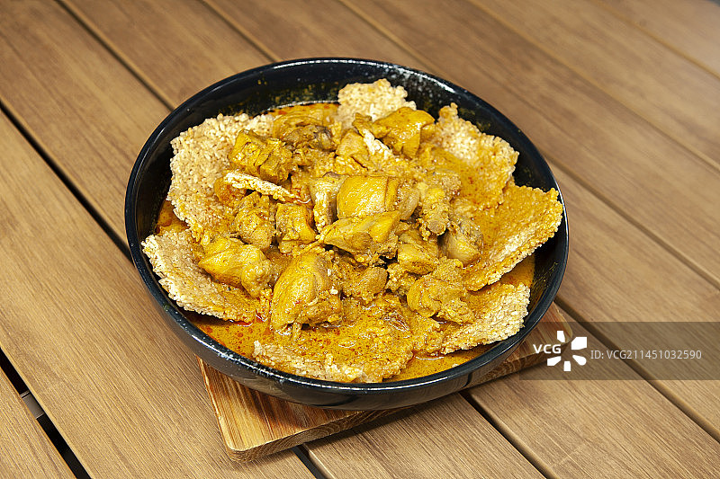 新加坡咖哩鸡，锅巴鸡，米锅巴，黄咖喱鸡，鸡肉，黄咖喱锅巴鸡。咖喱酱，新加坡菜，娘惹菜，东南亚菜，肉类图片素材