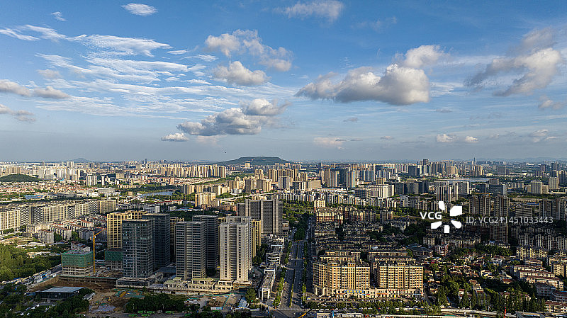 蓝天白云下的江宁区城市景观图片素材