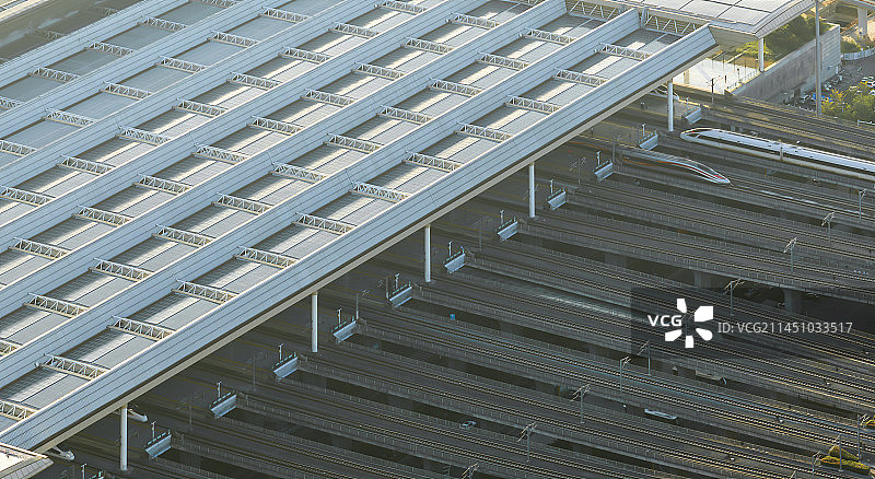 长焦拍摄南京南站高铁出入图片素材