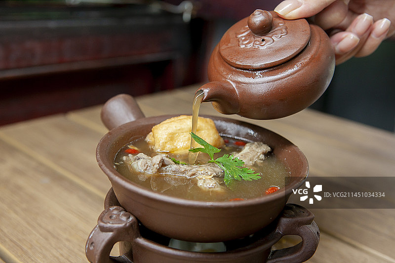 新加坡肉骨茶，肉骨茶，马来西亚菜肴，新加坡菜，娘惹菜，东南亚菜，蛋白质，低脂，美味，美食，餐饮文化，图片素材